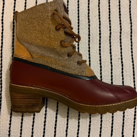Sperry Burgundy and Tan Chunky Heel Duck Boots, size 9.5 - Picture 6 of 13